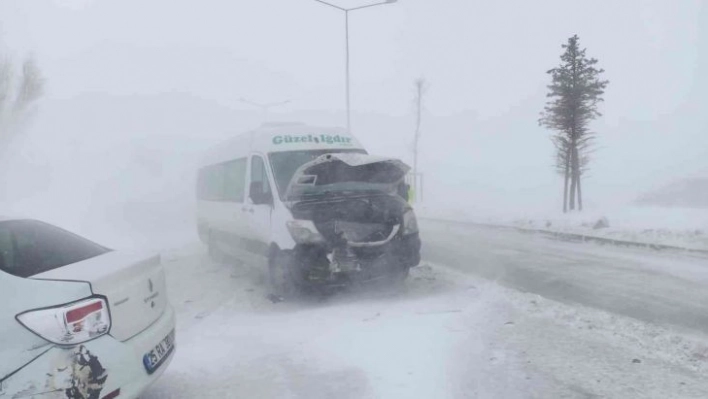 Erzurum'da zincirleme kazada 5 araç birbirine girdi, onlarca araç yolda kaldı