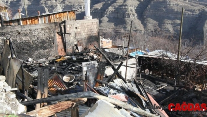 Erzurum'daki köy yangınında 10 ev, 2 ahır kullanılamaz hale geldi