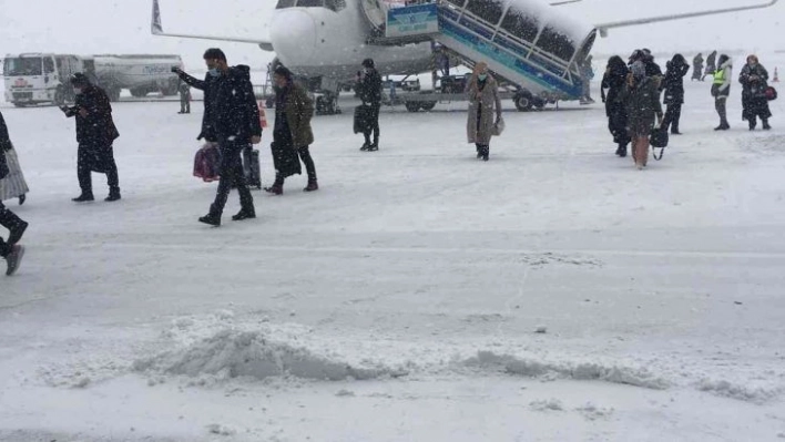 Erzurum Havalimanı kar timi görev başında