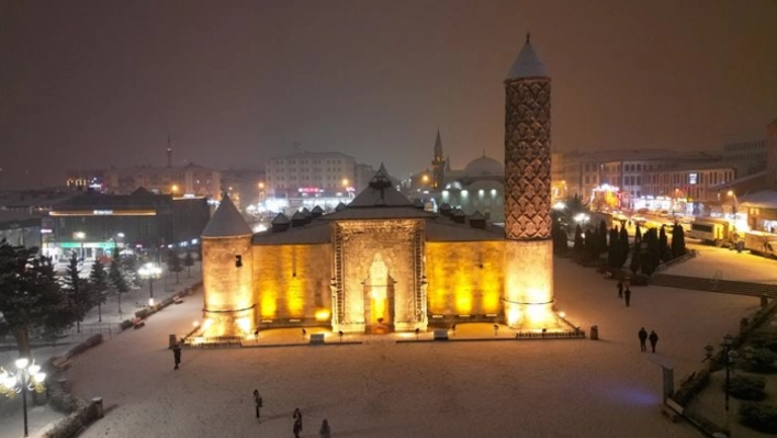 Erzurum Kalesi, Çifte Minareli Medrese ve Yakutiye Medresesi gibi tarihi yerleri dronla görüntülendi.