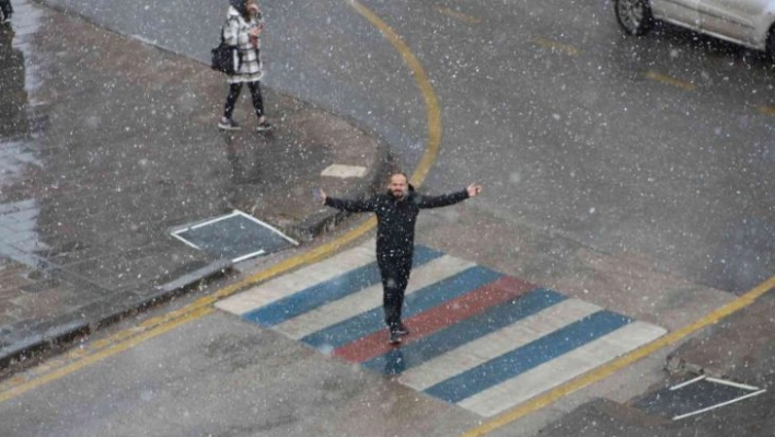 Erzurum lapa lapa yağan kara teslim