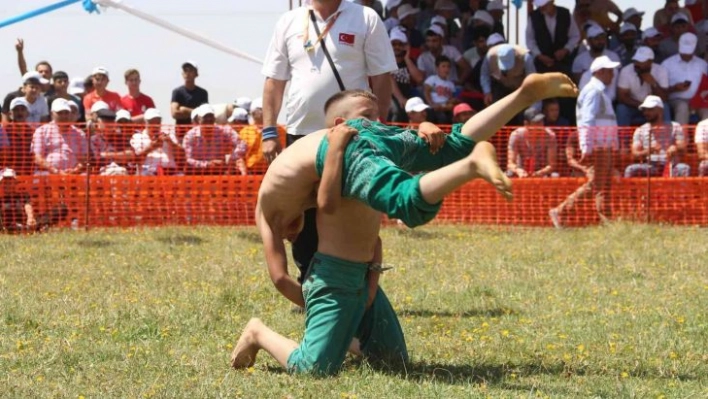 Erzurum Ovası Güreş Festivali'nde güreşçiler nefes kesti