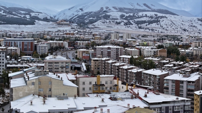 Erzurum şehir merkezine mevsimin ilk karı yağdı