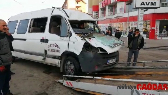 Erzurum servis minibüsü kaza yaptı: 5 yaralı