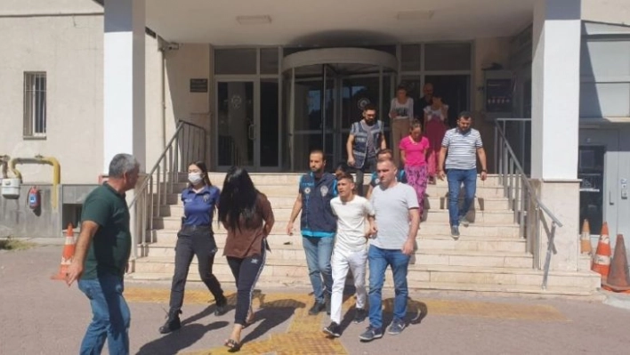 Ev faresi kadınlar önce kameraya sonra polise yakalandı