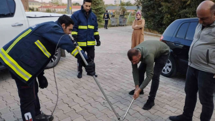 Eve giren yılanı itfaiye ve DKMP ekipleri çıkardı