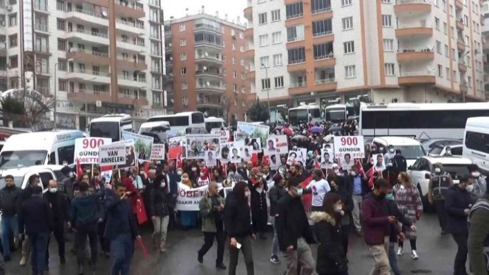 Evlat nöbetindeki aileler, 'Şehitler ölmez, vatan bölünmez' sloganları ile yürüdü