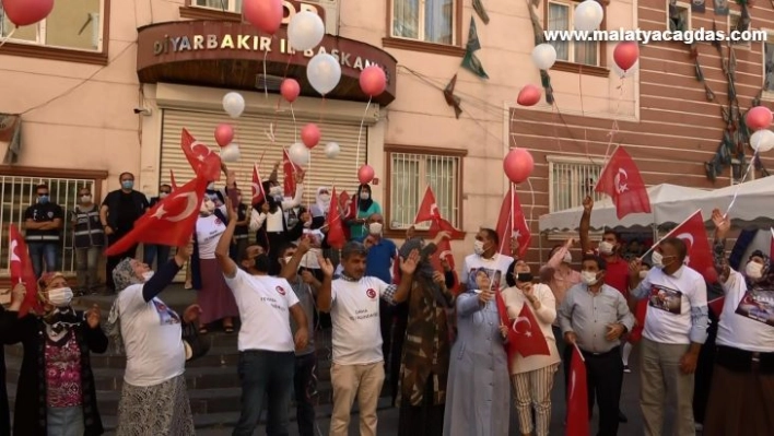 HDP önünde 30 Ağustos Zafer Bayramını kutladı