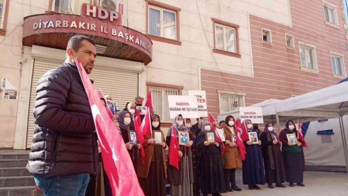 Evlat nöbetindeki aileler HDP'ye ateş püskürdü