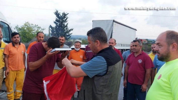 Evlerine dönen 'alev savaşçıları'nı mesai arkadaşları otoyolda karşıladı