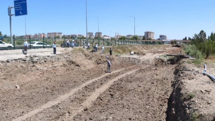 Evlerine ulaşmak için 1 kilometre yürüyorlar