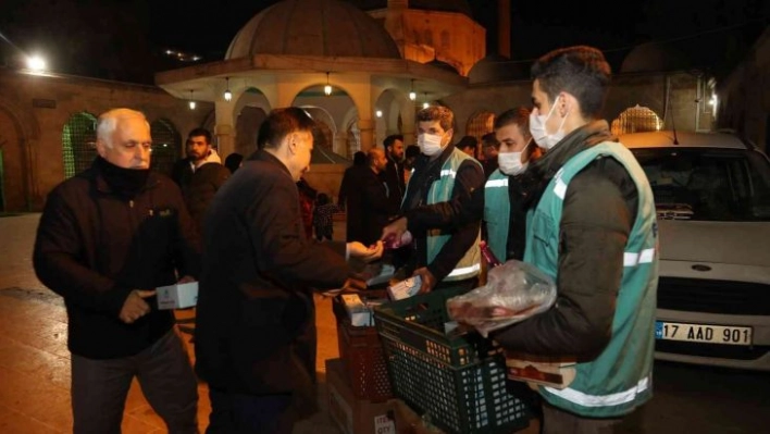 Eyyübiye Belediyesi vatandaşlara kandil simidi ikram etti