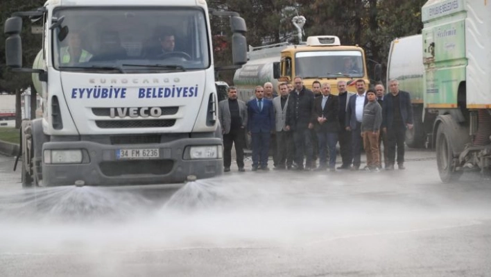 Eyyübiye'de cadde ve sokaklar köpüklü su ile yıkanıyor