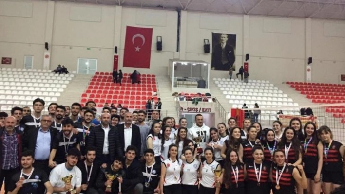 Fakülteler voleybolda rekabet etti