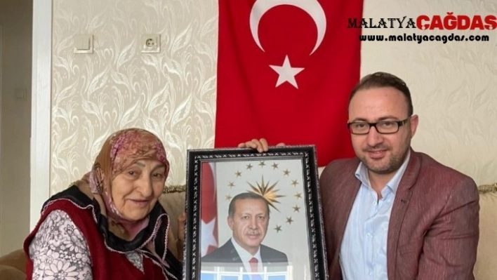 Fatma Teyzeye Erdoğan'ın tablosu hediye edildi