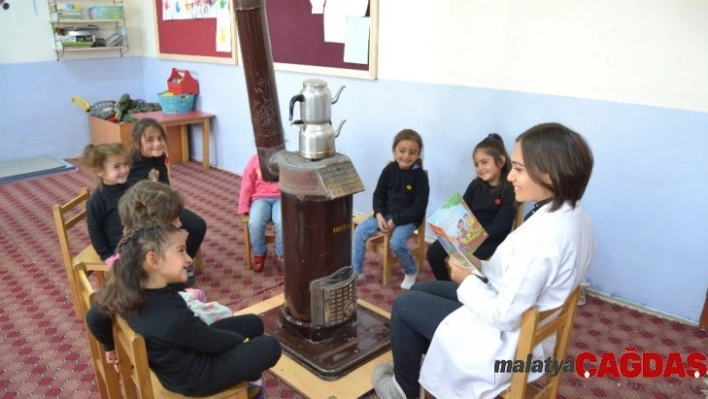 Fedakar öğretmen bütün köyün öğretmeni oldu