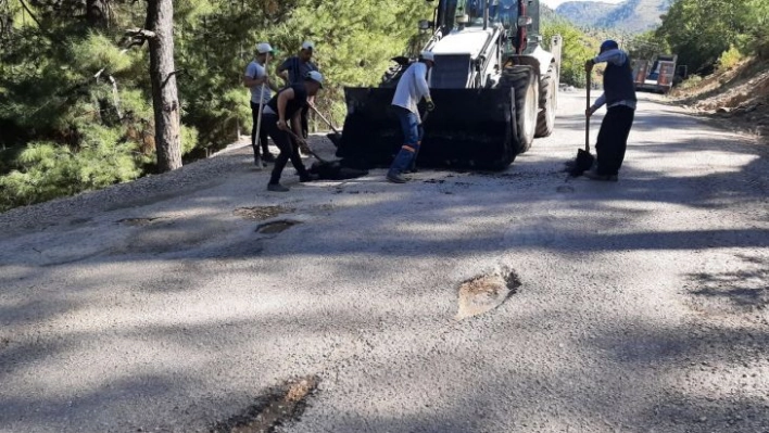 Feke'de bozuk yollar Yüreğir ve Aladağ belediyelerinin desteğiyle onarılıyor