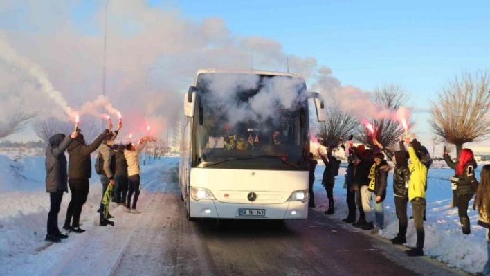 Fenerbahçe'ye Sivas'ta meşaleli karşılama