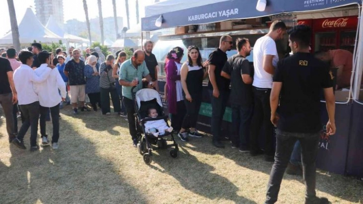 Festivalde kebap ve şırdan kuyruğu