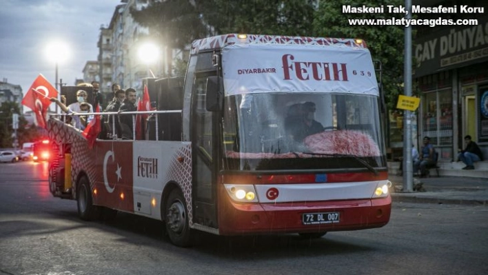 Fetih coşkusu gezici otobüsle Diyarbakır sokaklarında