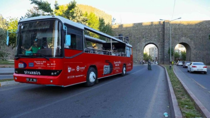 Fetih coşkusu gezici otobüsle Diyarbakır sokaklarında