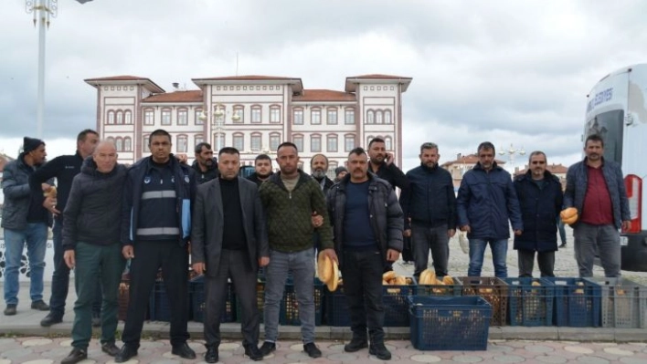 Fırınlar greve girdi, vatandaş ekmek dağıttı