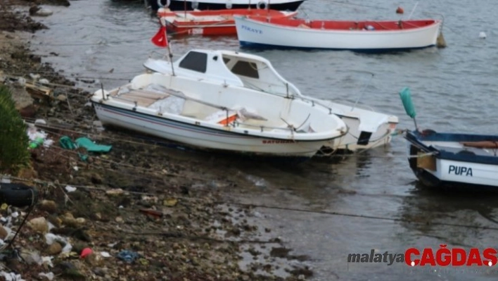 Foça'da fırtına, tekneleri batırdı