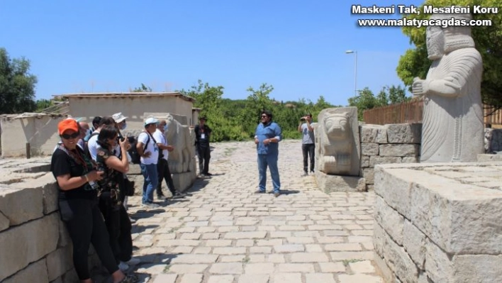 Fotoğraf severler, Battalgazi'deki tarihi mekanları gezdi