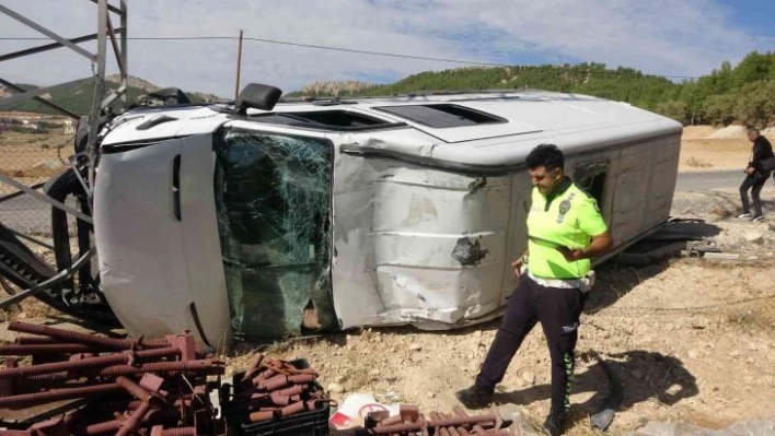 Freni boşalan minibüs şarampole yuvarladı