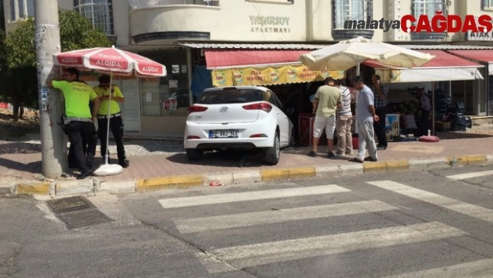 Freni boşalan otomobil markete girdi