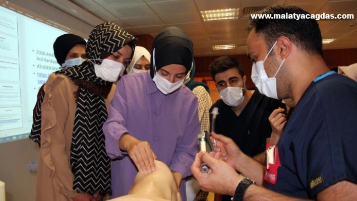 FÜ Hastanesinde göreve yeni başlayan sağlık çalışanlarına CPR eğitimi verildi