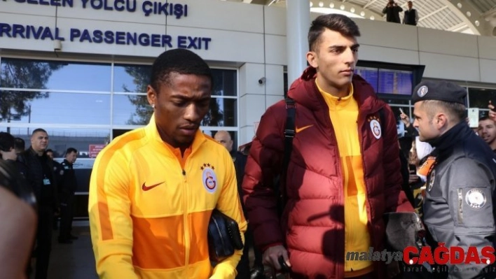 Galatasaray kafilesi ikinci yarı hazırlıkları için Antalya'ya geldi