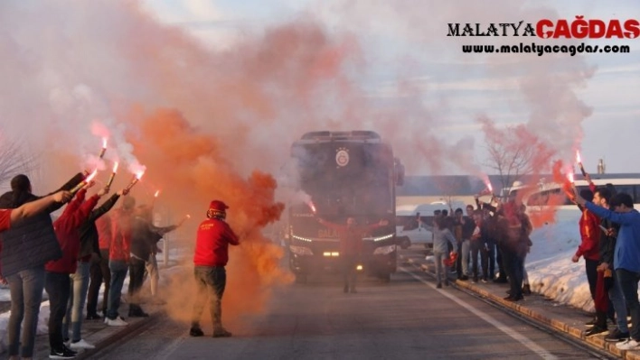 Galatasaray kafilesine Sivas'ta coşkulu karşılama