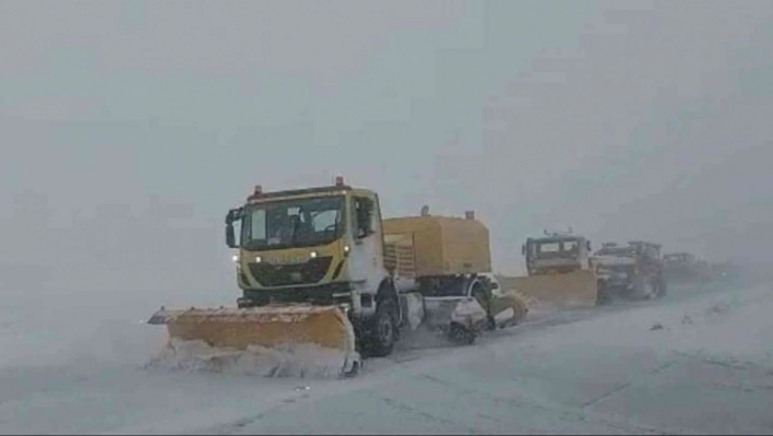 Gap Havalimanında kar temizleme çalışmaları