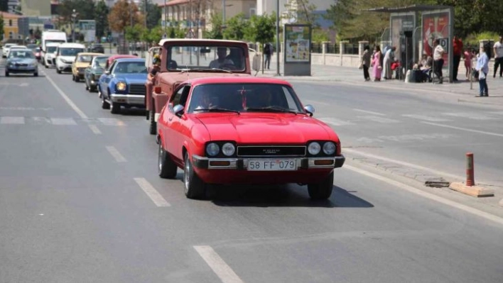 Gardaşlık Festivali kortejinde en çok dikkati klasik otomobiller çekti