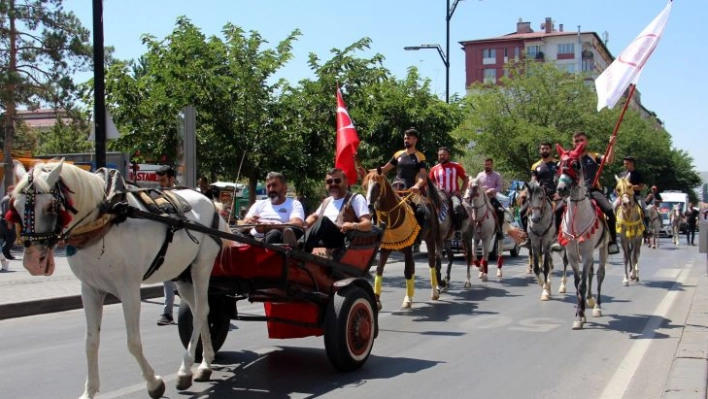 Gardaşlık yürüyüşü renkli görüntülere sahne oldu