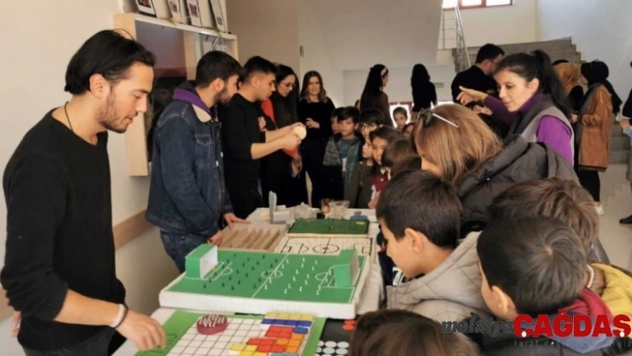 GAÜN'de Bir Zamanlar Hepimiz Çocuktuk Sergisi