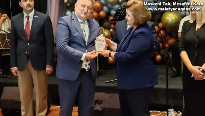 Gazeteci Özpolat'a plaket