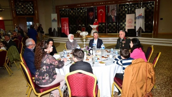 Gazi ve şehit aileleri iftar yemeğinde bir araya geldi