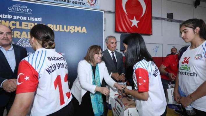 Gaziantep Büyükşehir'den Nizip Spor Lisesine malzeme yardımı