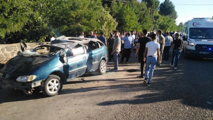 Gaziantep'te ağaca çarpan otomobil takla attı: 1'i çocuk 3 yaralı