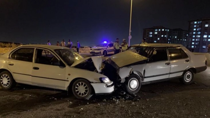 Gaziantep'te iki araç kafa kafaya çarpıştı: 2'si ağır 10 yaralı