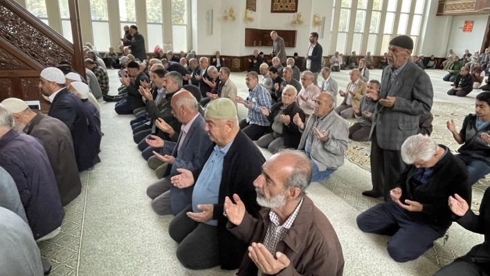 Gazze'de hayatını kaybedenler için gıyabi cenaze namazı kılındı