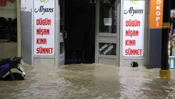 Gece yarısı patlayan su borusu şehrin altını üstüne getirdi