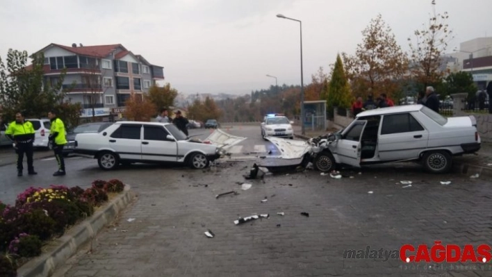 Gediz'de trafik kazası: 2 yaralı