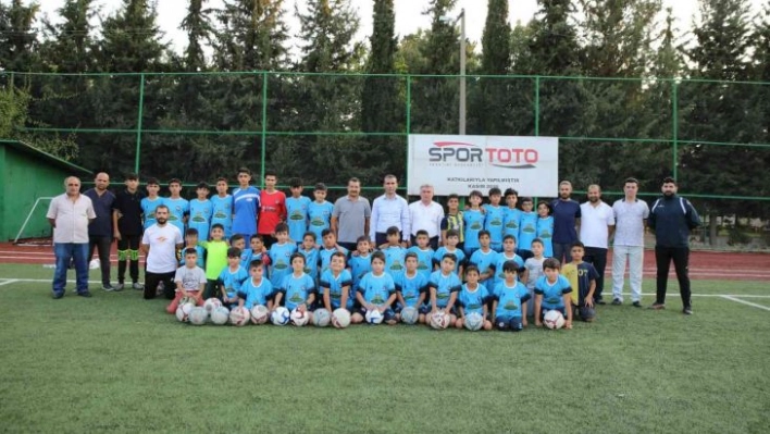 Geleceğin futbolcuları spor okullarında yetişiyor