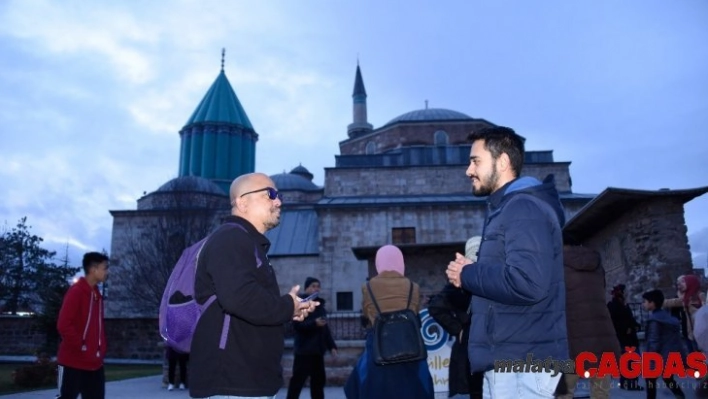 Gençler turistlerle konuşarak yabancı dillerini geliştiriyor