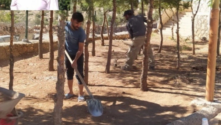 Gercüş'te köyün sakinleri farkındalık için okul ve çevre temizliği yaptı