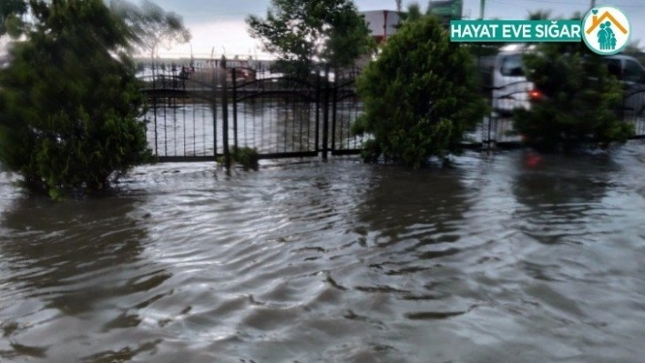 Yağış sonrası Karadeniz Sahil Yolu göle döndü