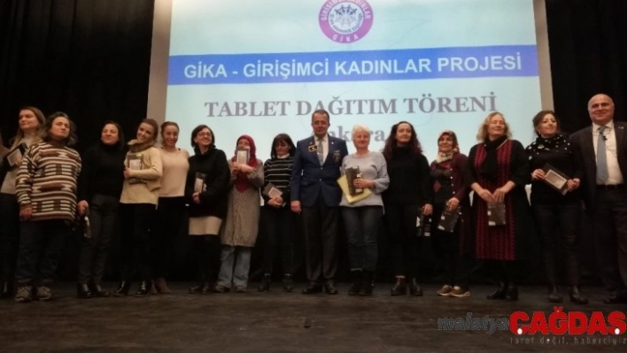 Girişimci kadınlara e-ticarette kullanmaları için tablet dağıtıldı